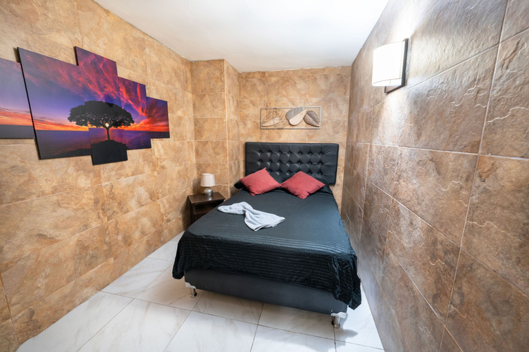 Room 3, 5 Bedroom - 1 Block from Lleras - P2, Medellín