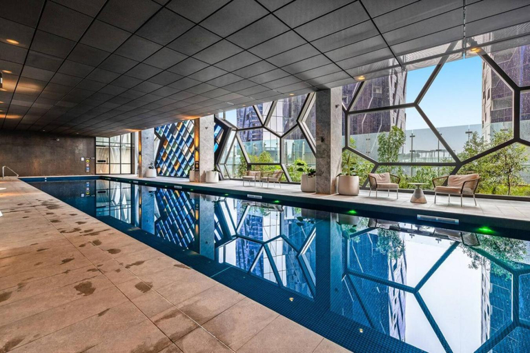 4, Chic 2-Bed Melbourne CBD Apartment with Pool Sauna, Melbourne
