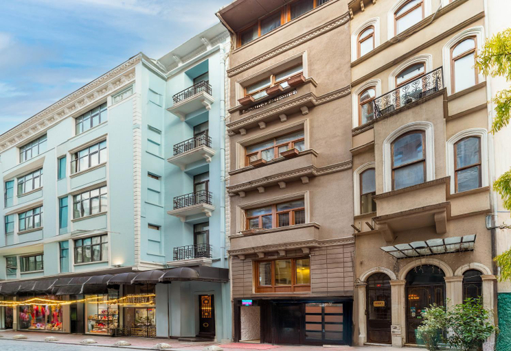 Exterior & Views
