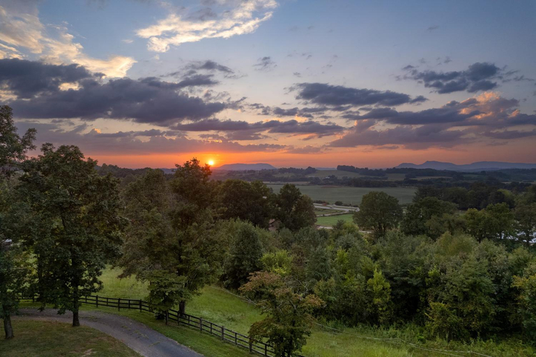 Others 4, Amber Cabin by AvantStay, Jefferson