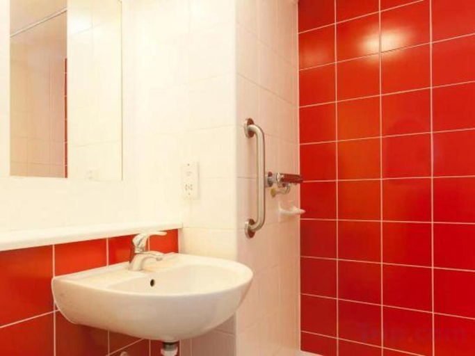 Bathroom 3, Travelodge Blackpool South Promenade, Blackpool