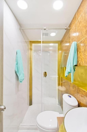 Bathroom 4, 2bedroom with pooltable 1 block -Lleras, Medellín