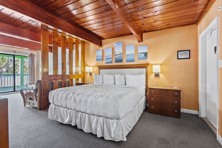 Room, Oceanfront Inn Suite #6- King Bed, Saint Lucie