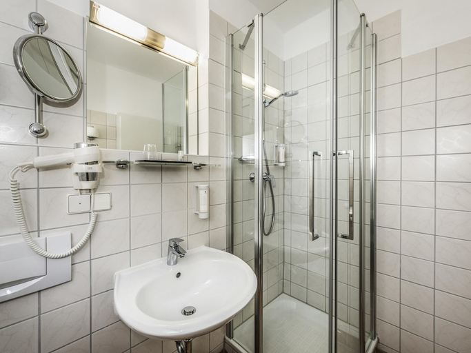 Bathroom 4, Ibis Styles Offenburg City, Ortenaukreis