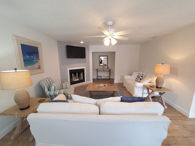 Living area 3, Beach Cottage On C Street 3 Bedroom Home, Saint Johns