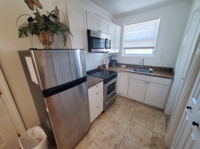 Private kitchen, Charming Beach Studio With Wifi & Beach Access 1 Bedroom Home, Saint Johns