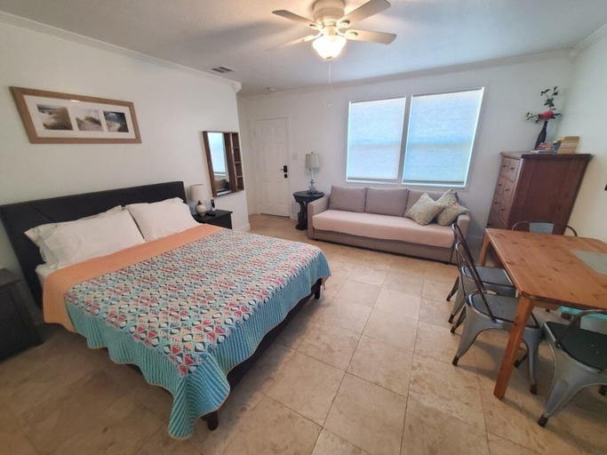 Room 4, Charming Beach Studio With Wifi & Beach Access 1 Bedroom Home, Saint Johns