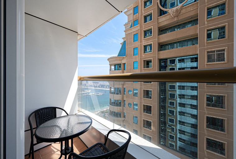 Outdoor dining, Manzil - Spacious 1BR with Marina Views, Dubai