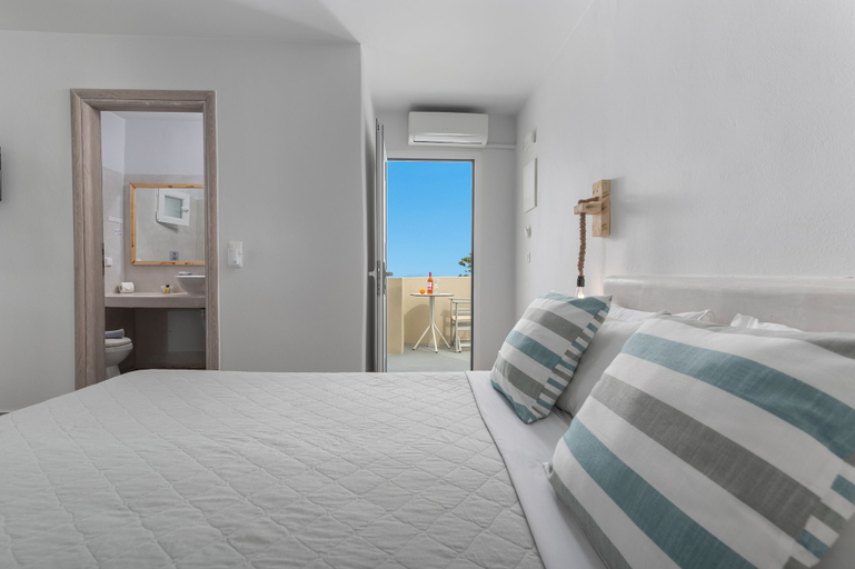 Room 4, Gizis Cliffside Suites, South Aegean
