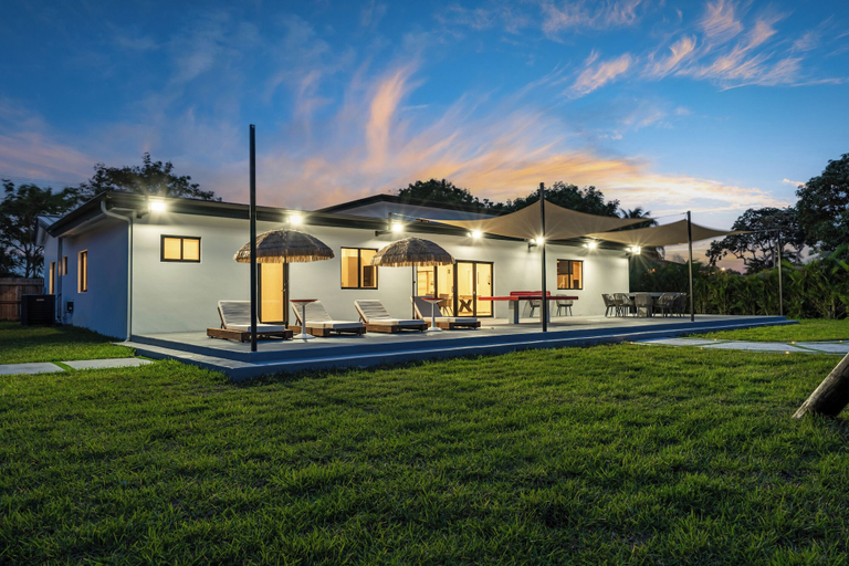 Outdoor dining, One and Only Lazy River Pool Villa, Miami-Dade