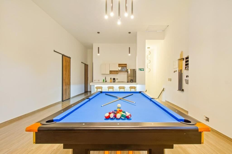 Game room 2, 6BR w Jacuzzi Private Baths Lleras, Medellín