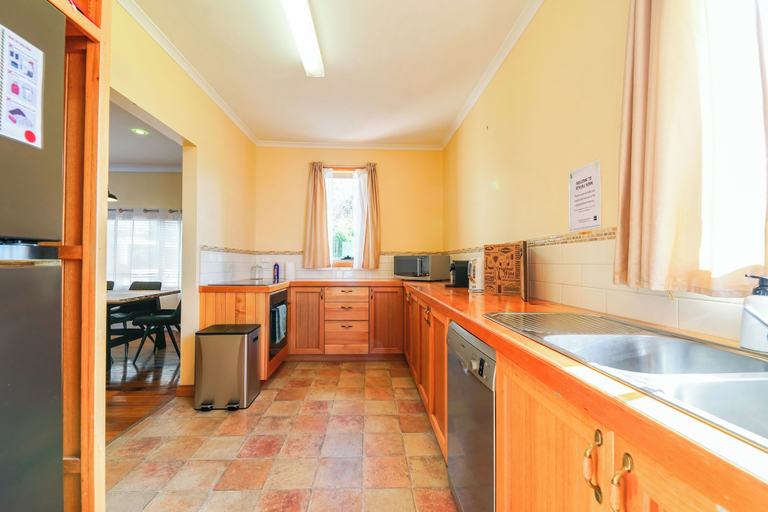 Private kitchen 5, StayAU Riverfront Paradise Pet friendly, West Tamar - Pt A