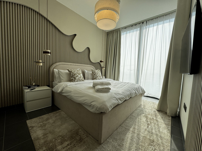 Room 2, Luxury 1BR Apartment with Pool Access, Dubai