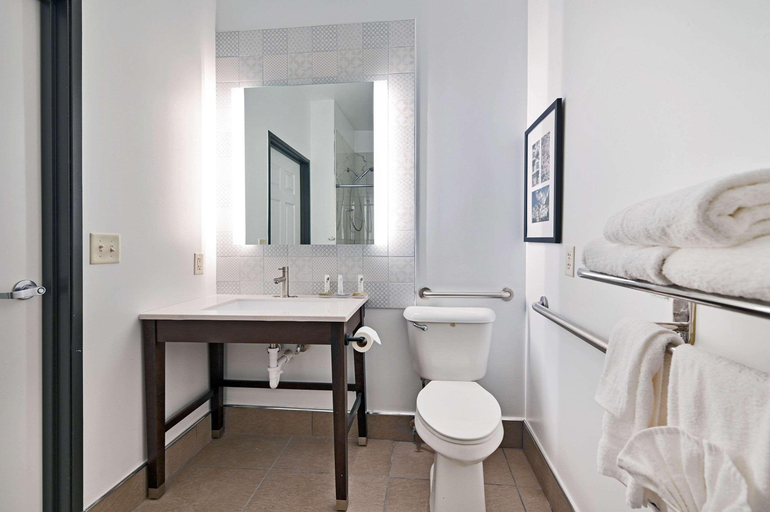 Bathroom, Country Inn & Suites by Radisson Bloomington-Norma, McLean