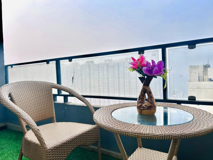 Outdoor dining, Stay by Sunstone, Gautam Buddha Nagar