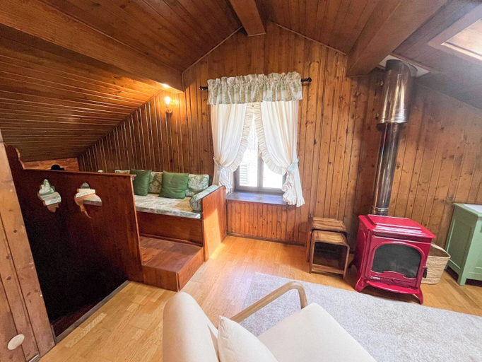 Living area 4, Renovated Mountain View Apartment, Belluno