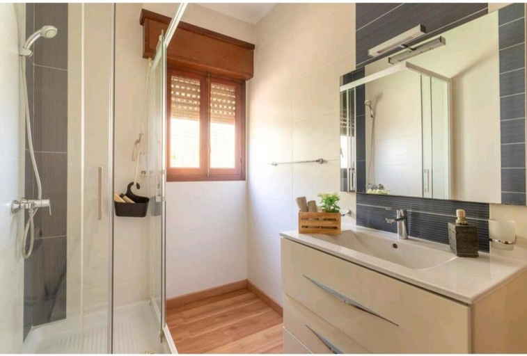 Bathroom, Chez Moi White Room, Alicante