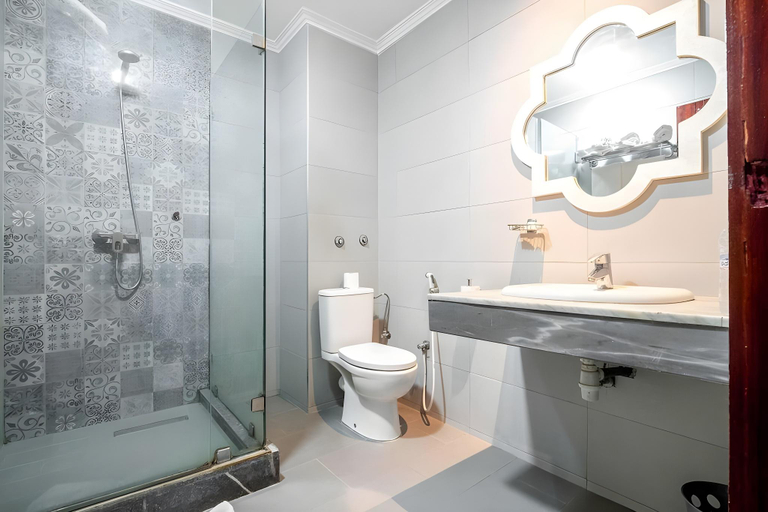 Bathroom 3, Hotel Casablanca, Casablanca