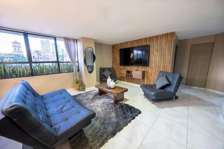 Living area 4, 3BR  w Arcade 1 Block from Lleras Park, Medellín