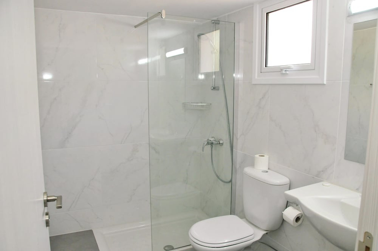 Bathroom 3, Kaos Hotel Apartments
