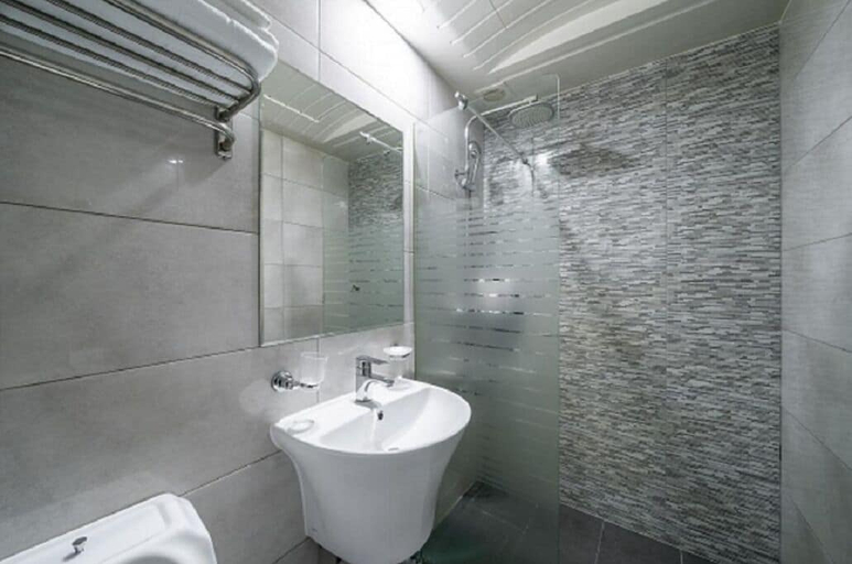 Bathroom 3, Hotel remi, Gandong
