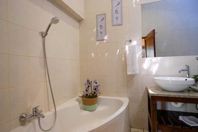 Bathroom 4, Whalesong guest house, Umkhanyakude