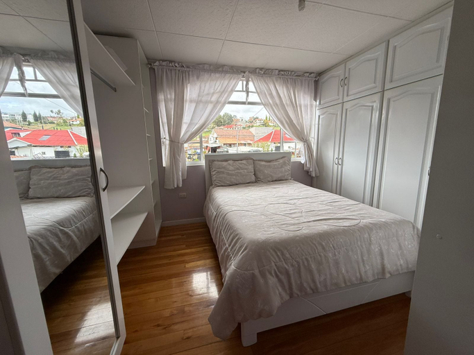 Room 4, Casa de lujo moderna y amplia, Cuenca