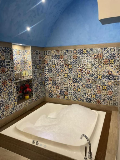 Bathroom 2, San Nicola Suite, Napoli