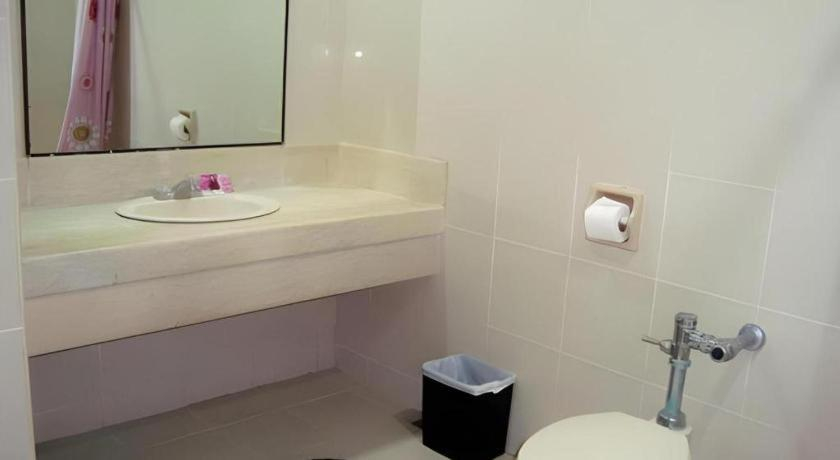 Bathroom 4, Cebu Northwinds Hotel, Cebu City