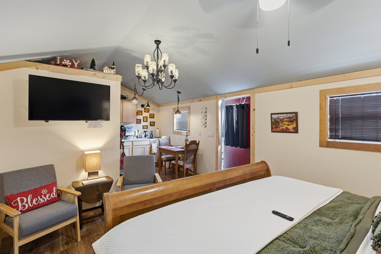 Room 2, Blitzen - Reindeer Ranch At Round Top Cabin, Fayette