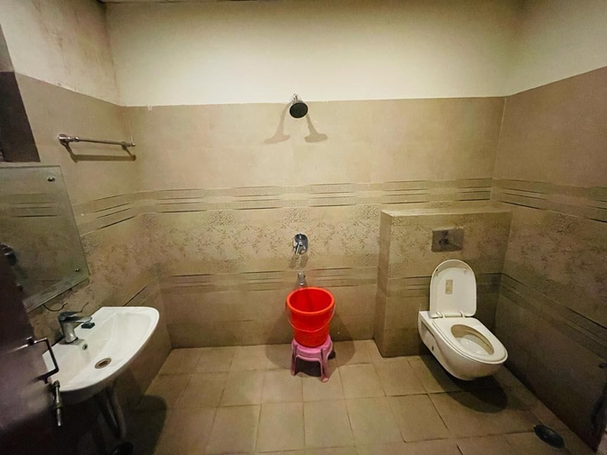 Bathroom, Hotel Royal Inn Lucknow, Lucknow