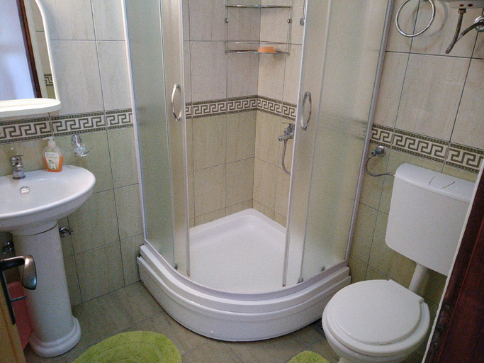 Bathroom 5, Majero Apartments