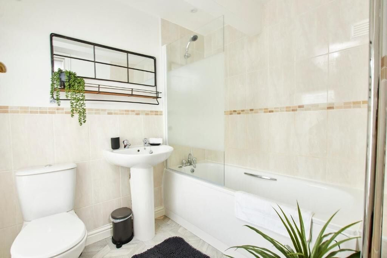 Bathroom 4, Delven House, Leicestershire