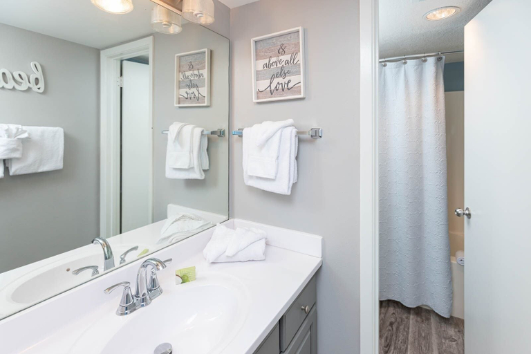 Bathroom 3, Phoenix East 806, Baldwin