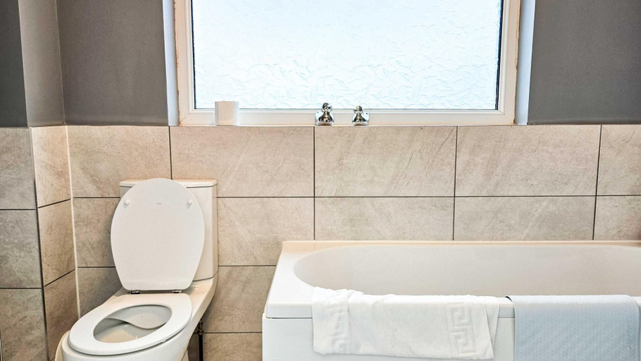 Bathroom 4, Brynview - 3 Bedroom Holiday Home - Reynoldston, Swansea
