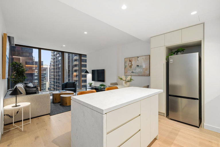 2, Chic 2-Bed Melbourne CBD Apartment with Pool Sauna, Melbourne
