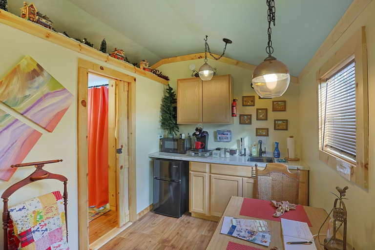 Private kitchen, Blitzen - Reindeer Ranch At Round Top Cabin, Fayette