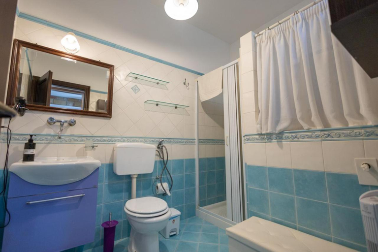 Bathroom 3, Tri Re e 'na Regina, Palermo