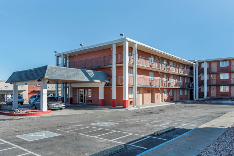 Exterior & Views 2, Pueblo Inn, Pueblo