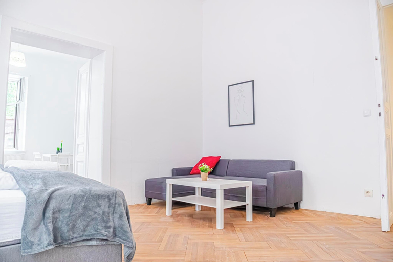 Living area 2, Comfy 4BR Apt Near AKH Hospital WiFi, Wien