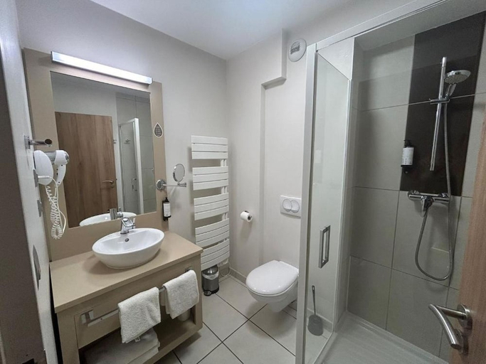 Bathroom 3, Appart'hotel Odalys City Dijon Centre Les Cordeliers, Côte-d'Or
