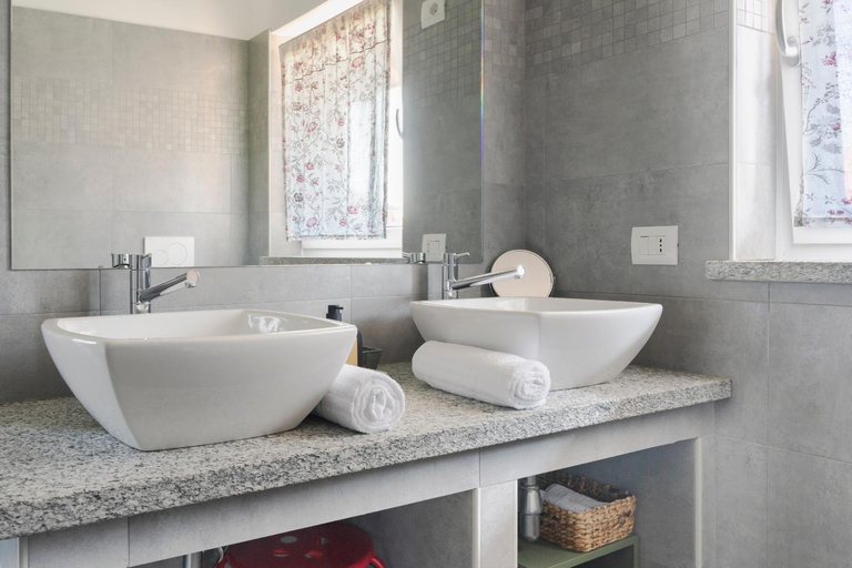 Bathroom 3, Residence Campagnole, Novara