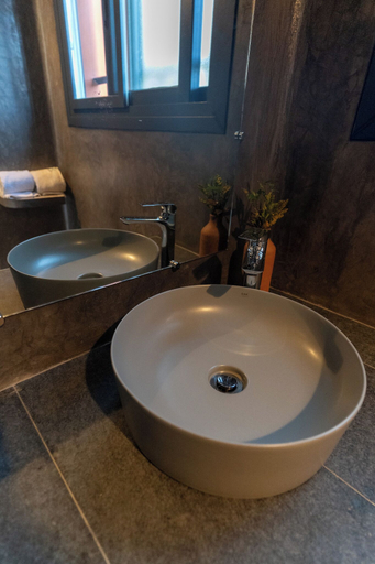 Bathroom 4, Eulophiella, Alaotra-Mangoro
