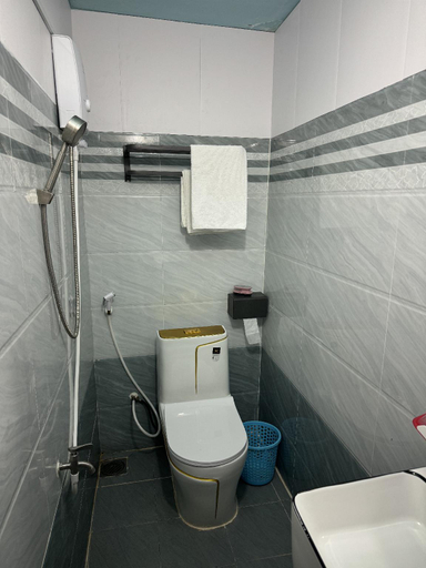 Bathroom 3, hotel Cam ha, Năm Căn