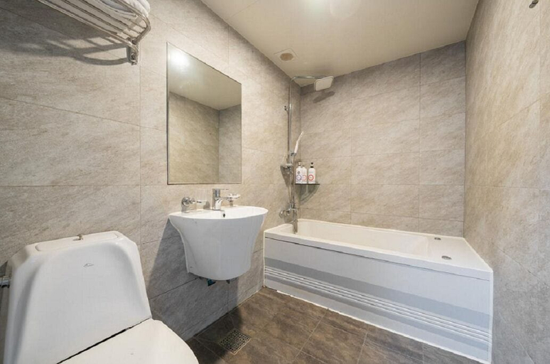 Bathroom 4, Hotel remi, Gandong