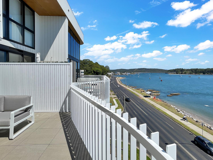 4, Modern 2-Bedroom Apartment with Pool Access, Eurobodalla