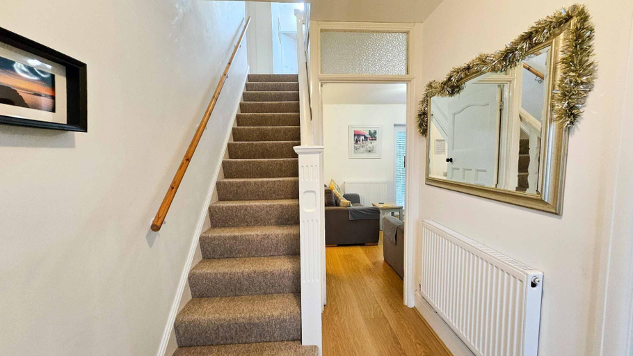 Hallway 5, Brynview - 3 Bedroom Holiday Home - Reynoldston, Swansea
