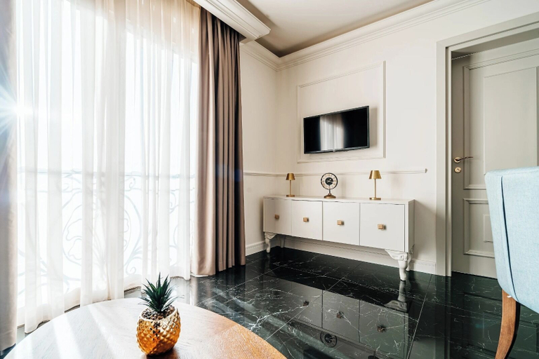 Interior 4, Golden Crown