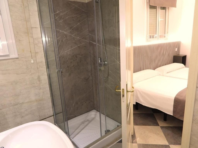 Others 5, Hostal Henares, Madrid