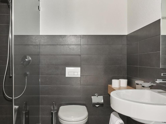 Others 2, Hotel Todi, Glarus